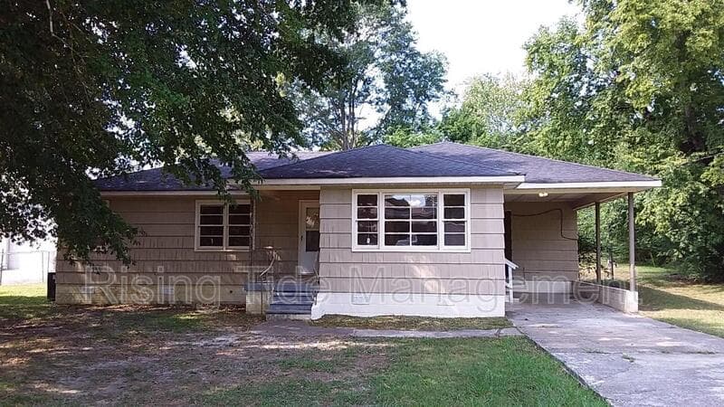 Center Point House: 2240 2nd Pl NE