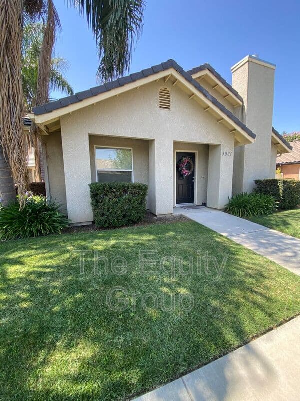 Visalia House: 3921 West Cecil Ave