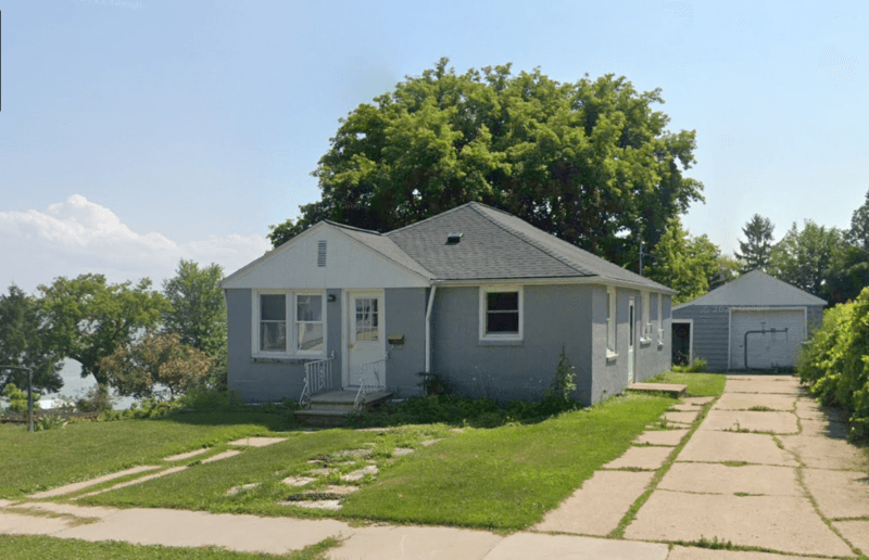 De Pere House: 627 Fairview Avenue