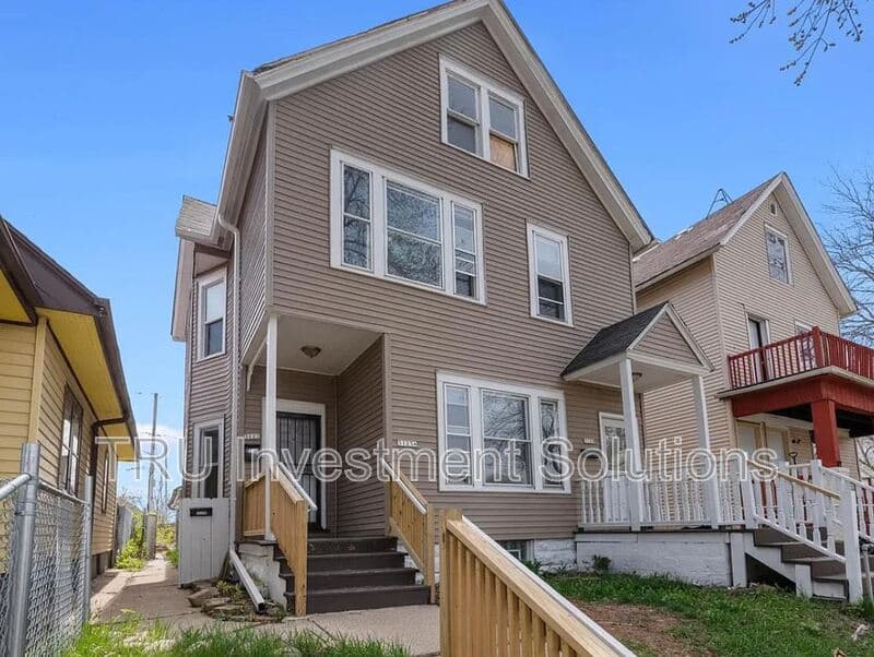 Milwaukee Condo: 3123-3125 West Garfield Avenue - 3125