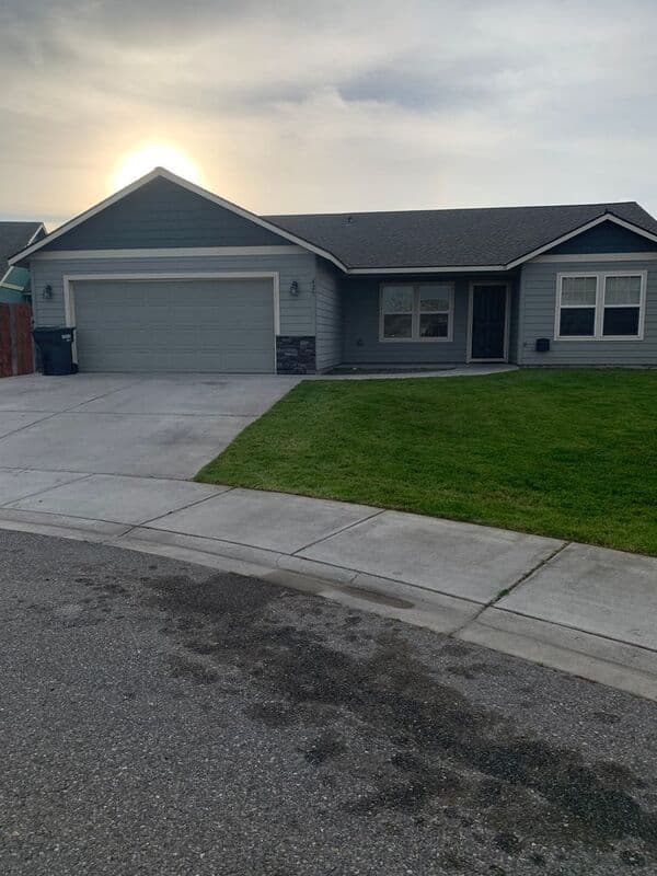 Pasco House: 425 Canada Ct